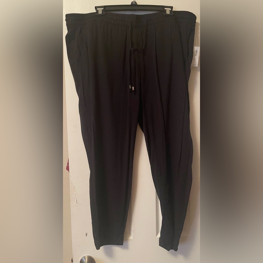 Black capri pants
